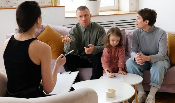 parents-kid-doing-therapy-sq